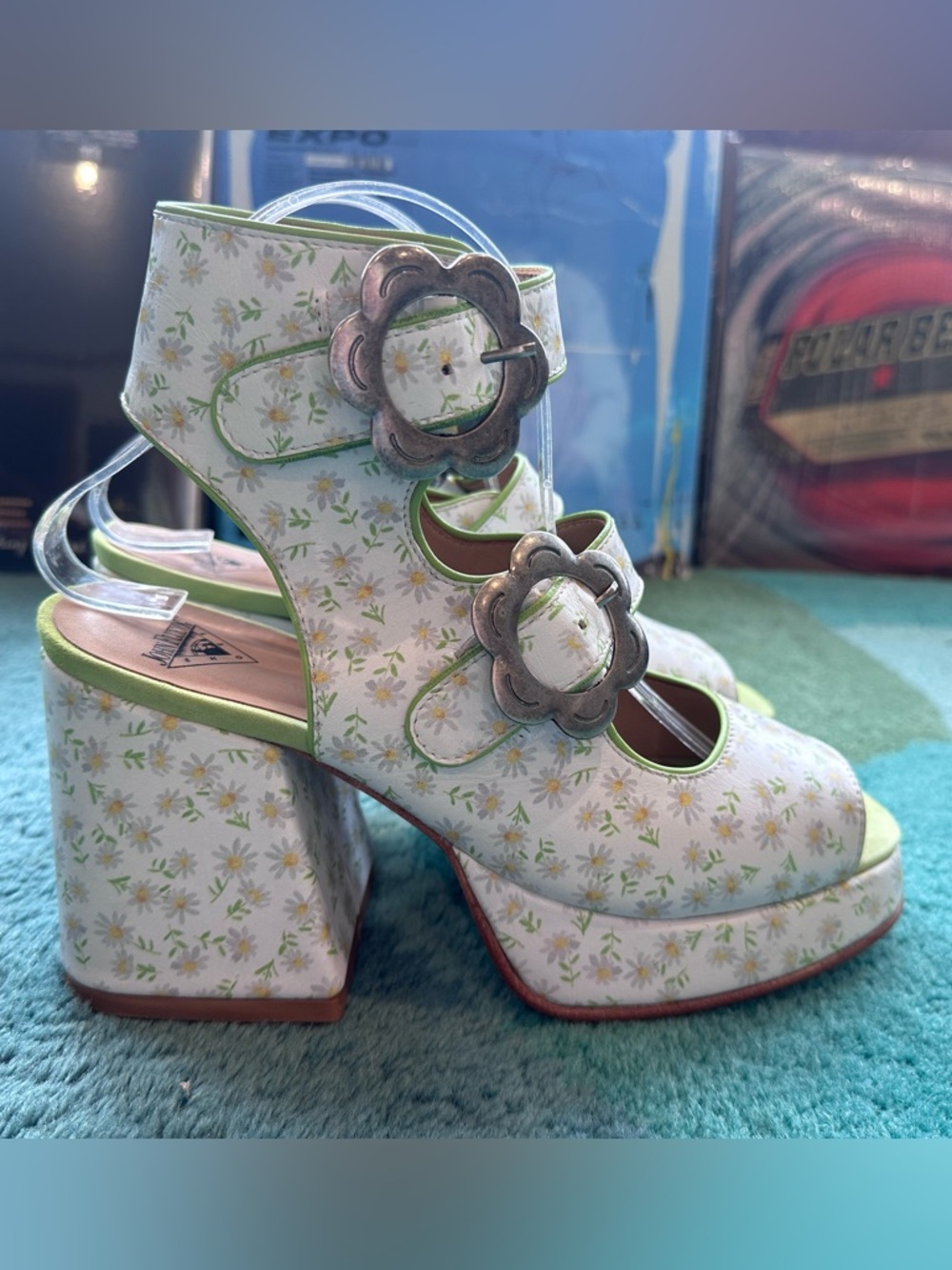 Fluevog NEARLY NEW Picnic Charleson white/green daisies buckle platform sandal-9 - Picture 4 of 16